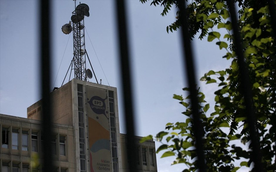 Λουκέτο στην ΕΡΤ . Το κλείσιμο της ΕΡΤ ανακοίνωσε σήμερα ο κυβερνητικός εκπρόσωπος Σίμος Κεδίκογλου. «Με το ισχύον νομικό πλαίσιο και με κοινή υπουργική απόφαση σταματούν οι μεταδόσεις της ΕΡΤ μετά την ολοκλήρωση του προγράμματος σήμερα το βράδυ» ανέφερε. Η πρόσοψη του κτηρίου της ΕΡΤ στην λεωφόρο Μεσογείων.