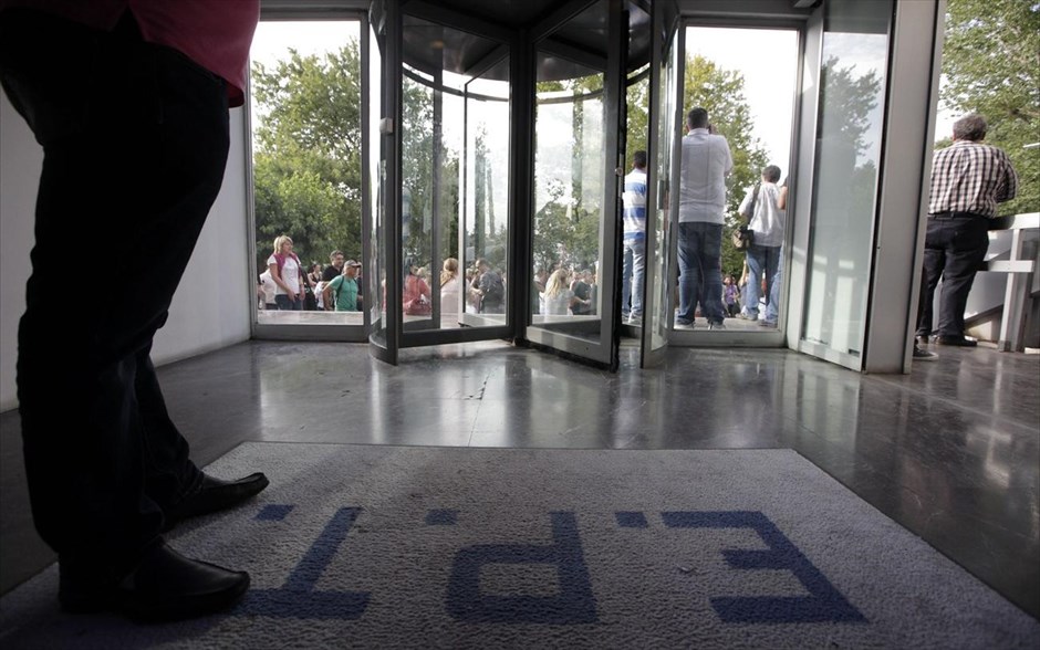 Λουκέτο στην ΕΡΤ . Το κλείσιμο της ΕΡΤ ανακοίνωσε σήμερα ο κυβερνητικός εκπρόσωπος Σίμος Κεδίκογλου. «Με το ισχύον νομικό πλαίσιο και με κοινή υπουργική απόφαση σταματούν οι μεταδόσεις της ΕΡΤ μετά την ολοκλήρωση του προγράμματος σήμερα το βράδυ» ανέφερε. Στη φωτογραφία, εργαζόμενοι στην κρατική τηλεόραση συγκεντρώνονται στον προαύλιο χώρο του ραδιομεγάρου μετά την έκδοση πράξης νομοθετικού περιεχομένου που δίνει τη δυνατότητα σε υπουργούς να κλείνουν ή να συγχωνεύουν φορείς του δημοσίου.