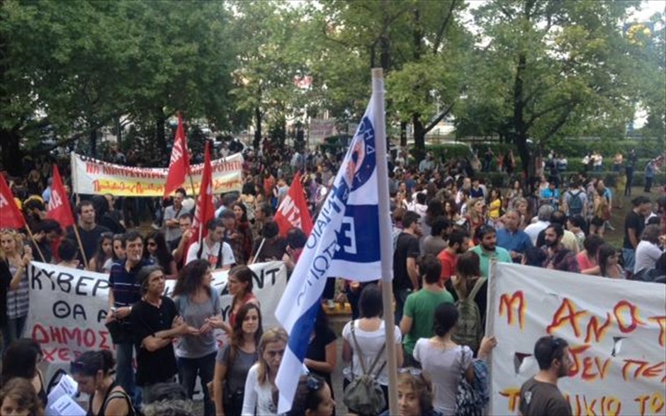 Γεμίζει το προαύλιο της ΕΡΤ. Πλήθος κόσμου και αντιπροσωπείες συνδικαλιστικών ενώσεων έχουν συγκεντρωθεί στο προαύλιο του Ραδιομεγάρου στην Αγ. Παρασκευή, σε ένδειξη αλληλεγγύης προς τους εργαζόμενους της ΕΡΤ.