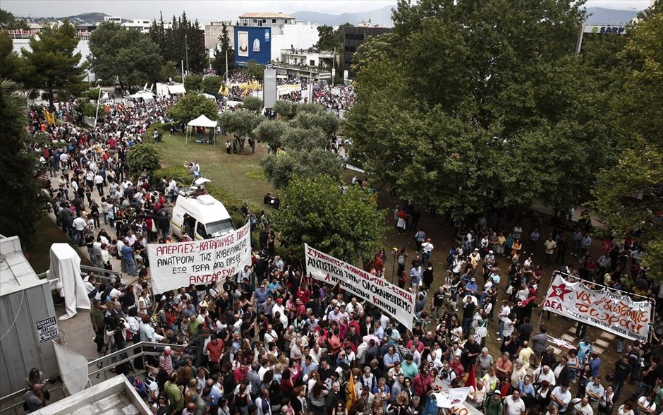 Στιγμιότυπο από τη συγκέντρωση μέσα στο ραδιομέγαρο της ΕΡΤ. Στιγμιότυπο από τη συγκέντρωση μέσα στο ραδιομέγαρο της ΕΡΤ