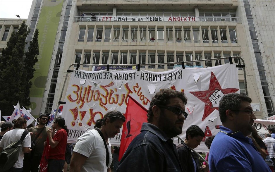 Στιγμιότυπο από τον προαύλιο χώρο στο ραδιομέγαρο της ΕΡΤ. Στιγμιότυπο από τον προαύλιο χώρο στο ραδιομέγαρο της ΕΡΤ.