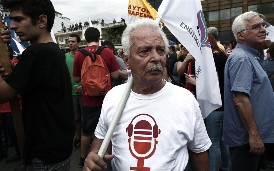 Στιγμιότυπο από τη συγκέντρωση έξω στο ραδιομέγαρο της ΕΡΤ. Στιγμιότυπο από τη συγκέντρωση έξω στο ραδιομέγαρο της ΕΡΤ.