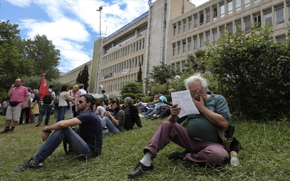 Στιγμιότυπο από τον προαύλιο χώρο στο ραδιομέγαρο της ΕΡΤ. Στιγμιότυπο από τον προαύλιο χώρο στο ραδιομέγαρο της ΕΡΤ.