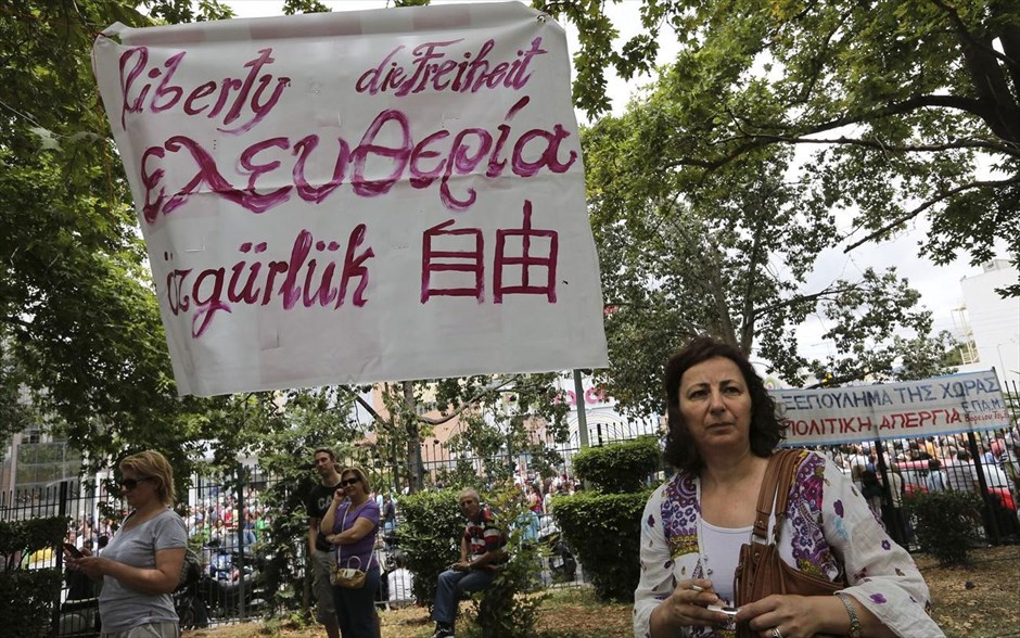 Στιγμιότυπο από τον προαύλιο χώρο στο ραδιομέγαρο της ΕΡΤ. Στιγμιότυπο από τον προαύλιο χώρο στο ραδιομέγαρο της ΕΡΤ.