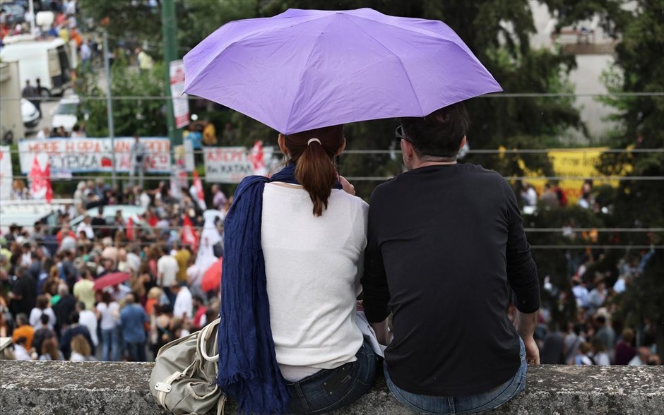 ΕΡΤ,Λουκέτο,διαμαρτυρία,ραδιομέγαρο,Αγία Παρασκευή,σήμα. Εργαζόμενοι της ΕΡΤ συγκεντρώθηκαν στο χώρο του ραδιομέγαρου στην Μεσογείων διαμαρτυρόμενοι για την απόφαση της Κυβέρνησης να κλείσει την εταιρεία.