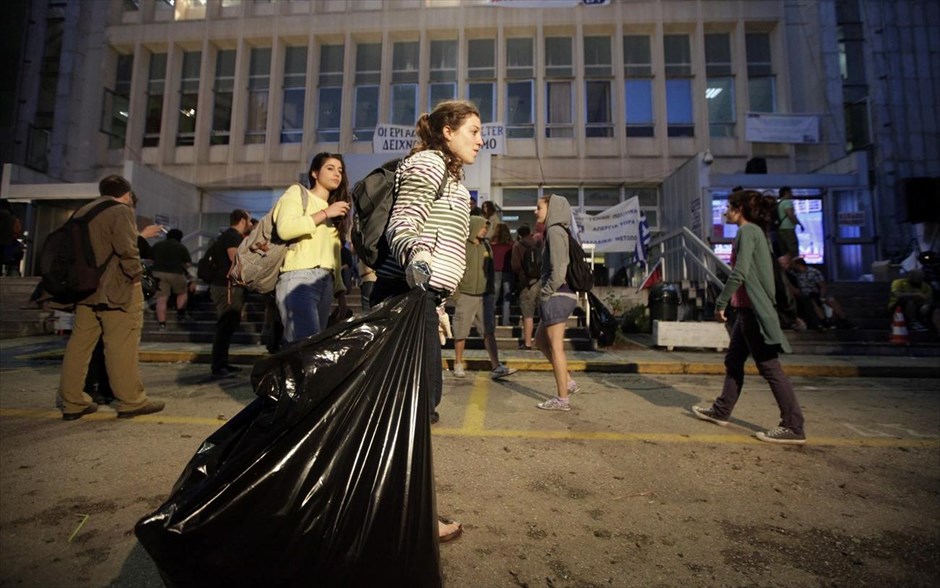 ΚΛΕΙΣΙΜΟ ΤΗΣ ΕΡΤ, ΤΡΙΤΗ ΠΡΟΣ ΤΕΤΑΡΤΗ ΜΕΡΑ ΑΠΕΡΓΙΑΣ ΤΩΝ ΕΡΓΑΖΟΜΕΝΩΝ, ΠΕΡΙΦΡΟΥΡΗΣΗ ΚΑΙ ΚΑΘΑΡΙΣΜΟΣ ΤΟΥ ΚΤΙΡΙΟΥ ΚΑΤΑ ΤΗ ΔΙΑΡΚΕΙΑ ΤΗΣ ΝΥΧΤΑΣ. 