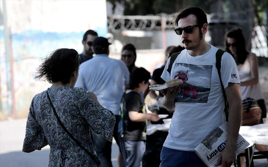 Occupy ERT 6η Μέρα. Πάνω από 30 Συλλογικές Κουζίνες και δομές Κοινωνικής Αλληλεγγύης από τις γειτονιές της Αθήνας μαγειρεύουν για όλους στο προαύλιο του Ραδιομέγαρο της ΕΡΤ. Εργαζόμενοι και πολίτες συγκεντρώθηκαν και πάλι για έκτη ημέρα στο Ραδιομέγαρο για να διαμαρτυρηθούν, ενάντια στην απόφαση της κυβέρνησης να κλείσει την Κρατική τηλεόραση.