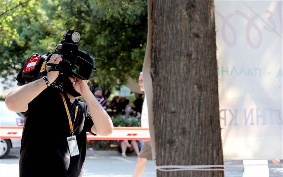 Occupy ERT 6η Μέρα. Πάνω από 30 Συλλογικές Κουζίνες και δομές Κοινωνικής Αλληλεγγύης από τις γειτονιές της Αθήνας μαγειρεύουν για όλους στο προαύλιο του Ραδιομέγαρο της ΕΡΤ. Εργαζόμενοι και πολίτες συγκεντρώθηκαν και πάλι για έκτη ημέρα στο Ραδιομέγαρο για να διαμαρτυρηθούν, ενάντια στην απόφαση της κυβέρνησης να κλείσει την Κρατική τηλεόραση.