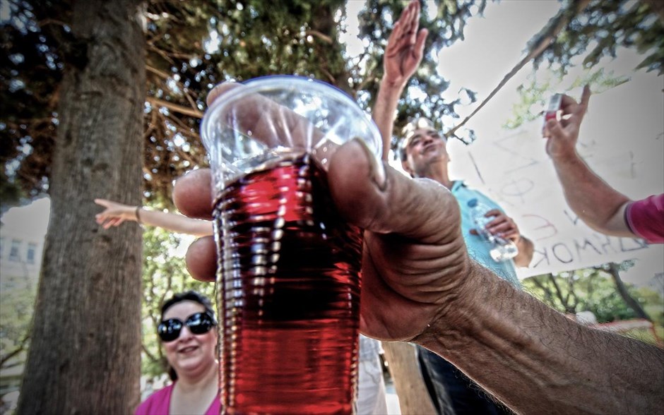 Occupy ERT 6η Μέρα. Πάνω από 30 Συλλογικές Κουζίνες και δομές Κοινωνικής Αλληλεγγύης από τις γειτονιές της Αθήνας μαγειρεύουν για όλους στο προαύλιο του Ραδιομέγαρο της ΕΡΤ. Εργαζόμενοι και πολίτες συγκεντρώθηκαν και πάλι για έκτη ημέρα στο Ραδιομέγαρο για να διαμαρτυρηθούν, ενάντια στην απόφαση της κυβέρνησης να κλείσει την Κρατική τηλεόραση.