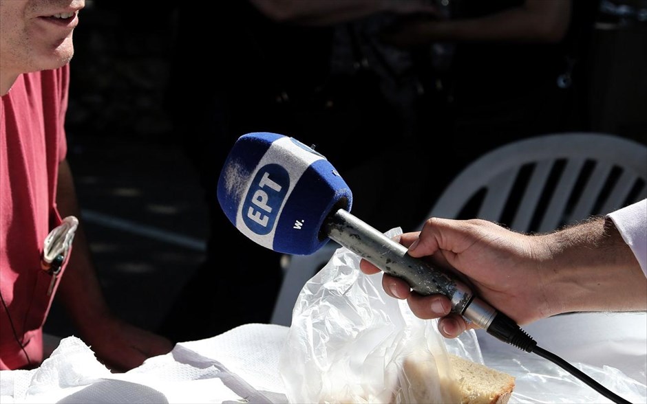Occupy ERT 6η Μέρα. Πάνω από 30 Συλλογικές Κουζίνες και δομές Κοινωνικής Αλληλεγγύης από τις γειτονιές της Αθήνας μαγειρεύουν για όλους στο προαύλιο του Ραδιομέγαρο της ΕΡΤ. Εργαζόμενοι και πολίτες συγκεντρώθηκαν και πάλι για έκτη ημέρα στο Ραδιομέγαρο για να διαμαρτυρηθούν, ενάντια στην απόφαση της κυβέρνησης να κλείσει την Κρατική τηλεόραση.
