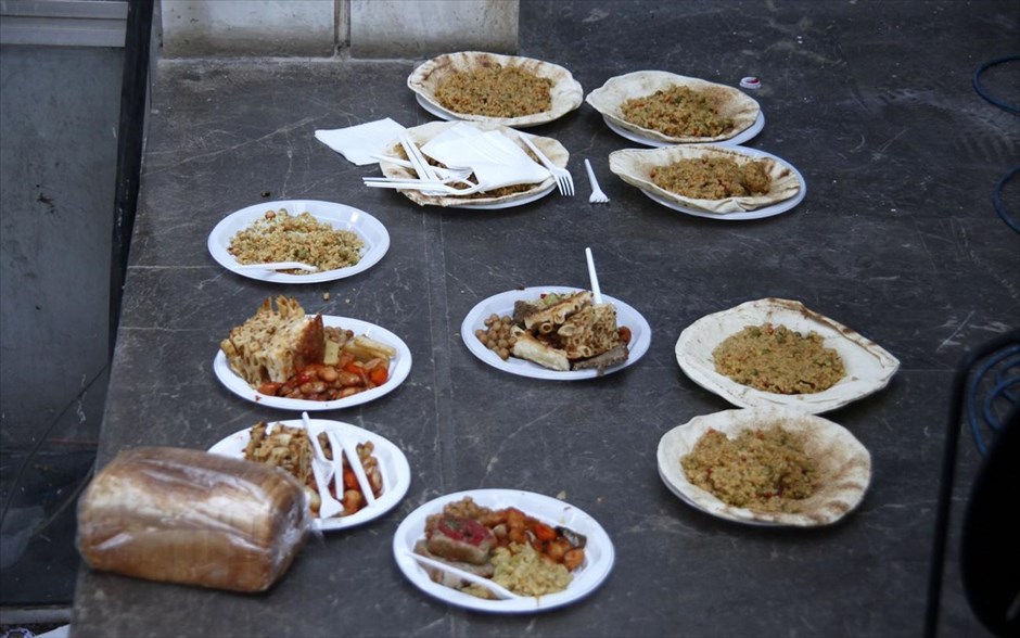 Occupy ERT 6η Μέρα. Πάνω από 30 Συλλογικές Κουζίνες και δομές Κοινωνικής Αλληλεγγύης από τις γειτονιές της Αθήνας μαγειρεύουν για όλους στο προαύλιο του Ραδιομέγαρο της ΕΡΤ. Εργαζόμενοι και πολίτες συγκεντρώθηκαν και πάλι για έκτη ημέρα στο Ραδιομέγαρο για να διαμαρτυρηθούν, ενάντια στην απόφαση της κυβέρνησης να κλείσει την Κρατική τηλεόραση.