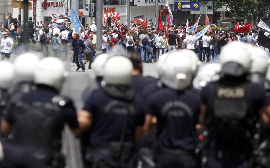 Αντικυβερνητική διαδήλωση στην Άγκυρα. Με χρήση δακρυγόνων και αντλιών νερού η τουρκική αστυνομία στην Άγκυρα προσπάθησε να αποτρέψει τους &nbsp;αντικυβερνητικούς διαδηλωτές από το να πραγματοποιήσουν νέες συγκεντρώσεις.