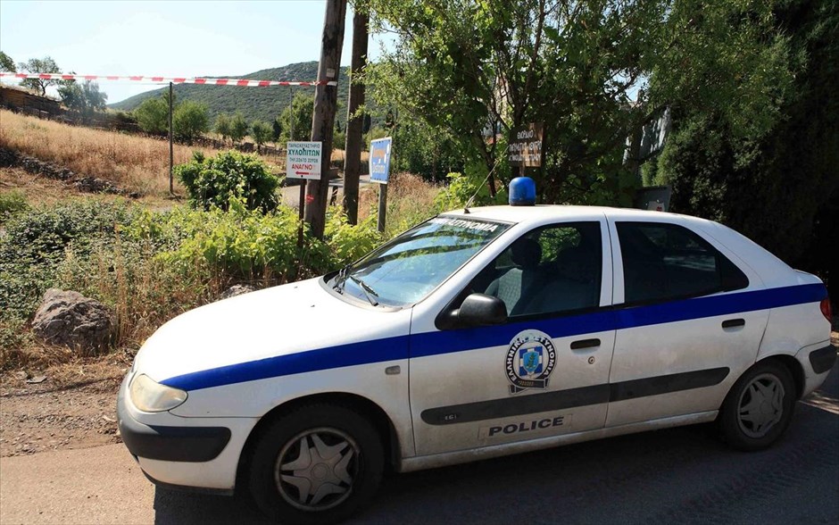 Θανάσιμος τραυματισμός αστυνομικού στο Δίστομο. Αστυνομικοί έχουν αποκλείσει το σημείο όπου τραυματίστηκε θανάσιμα 37χρονος υπαρχιφύλακας, του Τμήματος Ασφάλειας Λειβαδιάς, κατά τη διάρκεια αστυνομικής επιχείρησης ελέγχου ατόμων που κινούνταν ύποπτα τα ξημερώματα στην περιοχή της Δεσφίνας, στο Δίστομο Βοιωτίας.