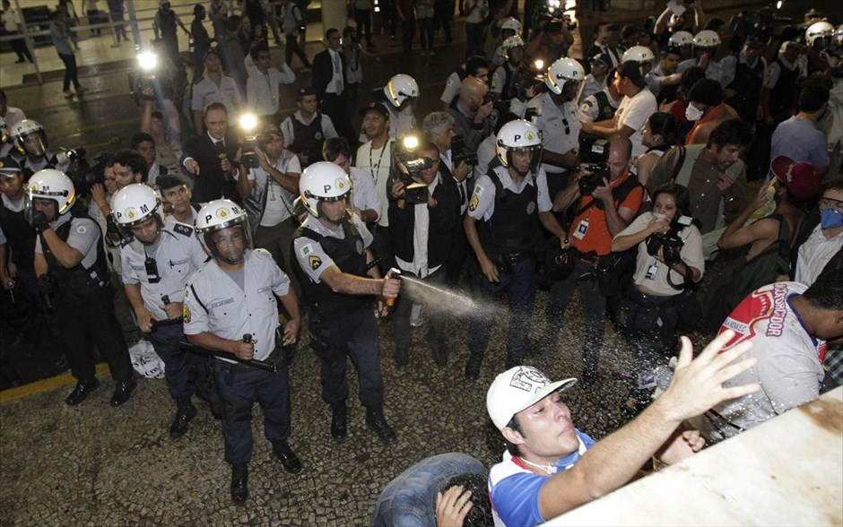 Μεγάλες διαδηλώσεις στη Βραζιλία #14. Αστυνομικοί χρησιμοποιούν σπρέι πιπεριού εναντίον των διαδηλωτών που έχουν συγκεντρωθεί έξω από το κτήριο του κοινοβουλίου στη Μπραζίλια και διαμαρτύρονται ενάντια στην κυβέρνηση της Ντίλμα Ρουσέφ και του Κυπέλλου Συνομοσπονδιών.