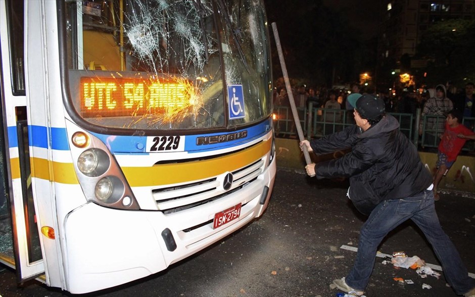 Μεγάλες διαδηλώσεις στη Βραζιλία #24. Διαδηλωτής επιτίθεται σε λεωφορείο στο Πόρτο Αλέγκρε.