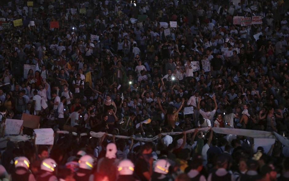 Μεγάλες διαδηλώσεις στη Βραζιλία #32. Δεκάδες χιλιάδες άνθρωποι διαδήλωσαν τη Δευτέρα σε μεγάλες πόλεις της Βραζιλίας, διαμαρτυρόμενοι για τις ανεπαρκείς δημόσιες υπηρεσίες, την αστυνομική βία και την κυβερνητική διαφθορά. 