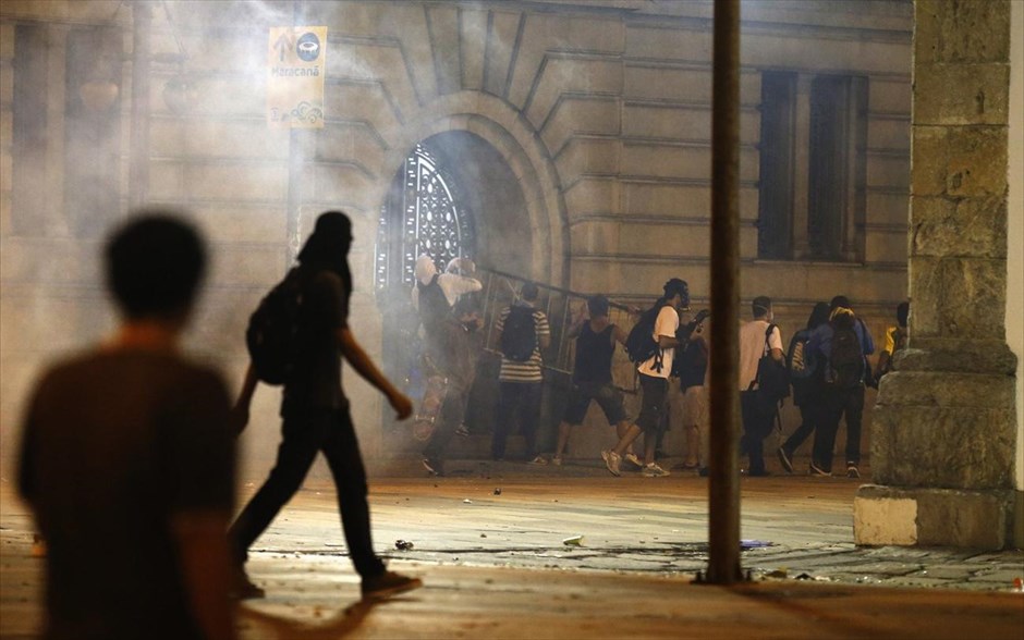 Μεγάλες διαδηλώσεις στη Βραζιλία #35. Οι εκδηλώσεις διαμαρτυρίας πήραν βίαιη τροπή κατά τη διάρκεια της νύκτας, όταν δεκάδες διαδηλωτές επέδραμαν κατά του κοινοβουλίου της πολιτείας του Ρίο. Ειδικές δυνάμεις της στρατιωτικής αστυνομίας διέλυσαν το πλήθος κάνοντας χρήση δακρυγόνων και σφαιρών από καουτσούκ και προχώρησαν σε μεγάλο αριθμό συλλήψεων.