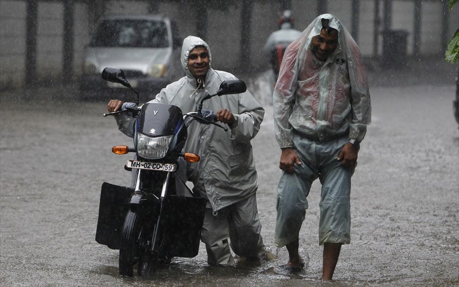 Ινδία - μουσώνας #7. Το επίπεδο της στάθμης των υδάτων στον Γάγγη και τους παραποτάμους του συνεχίζει να αυξάνεται με αποτέλεσμα να έχουν πλημμυρίσει δρόμοι και να έχουν εγκλωβιστεί 50.000 άνθρωποι, μεταξύ τους 20.000 τουρίστες και προσκυνητές που μετέβαιναν σε ινδουιστικούς τόπους προσκυνήματος.