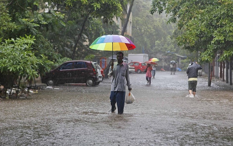 Ινδία - μουσώνας #8. Τουλάχιστον 65 άνθρωποι έχασαν τη ζωή τους στη βόρεια Ινδία, ενώ χιλιάδες άλλοι έχουν αποκλειστεί καθώς καταρρακτώδεις βροχές από την πρόωρη έλευση των μουσώνων έχουν προκαλέσει κατολισθήσεις και πλημμύρες.