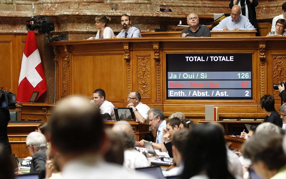 Οι Ελβετοί βουλευτές απορρίπτουν την κατεπείγουσα συζήτηση για τη φορολογική συμφωνία με τις ΗΠΑ. Οι ελβετοί βουλευτές απέρριψαν σήμερα με πολύ μεγάλη πλειοψηφία την πρόταση να διεξαχθεί με κατεπείγοντα χαρακτήρα η συζήτηση της δημοσιονομικής συμφωνίας με τις ΗΠΑ, του αποκαλούμενου Lex USA, με τον οποίο επρόκειτο να διευθετηθεί κανονιστικά η διένεξη ανάμεσα στην αμερικανική δικαιοσύνη και τις ελβετικές τράπεζες που έχουν δεχθεί μη δηλωμένα αμερικανικά κεφάλαια.