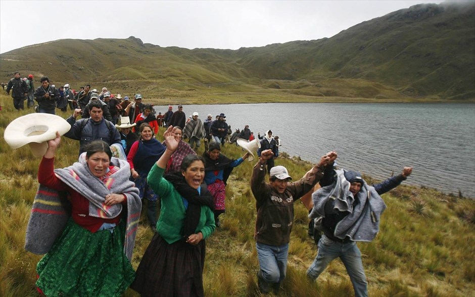 Περού: Διαμαρτυρία κατά του προγράμματος «Κόνγκα». Κάτοικοι των Άνδεων πραγματοποιούν διαμαρτυρία κατά του προγράμματος «Κόνγκα» της εταιρείας Νιούμοντ στη λίμνη Περόλ στο Περού. Χιλιάδες άτομα περικύκλωσαν τη λίμνη, που βρίσκεται σε μεγάλο υψόμετρο στις Άνδεις, διαμαρτυρόμενοι για της πρόθεσης της Νιούμοντ να την αποξηράνει, ώστε να δημιουργήσει εκεί εγκαταστάσεις εξόρυξης χρυσού και χαλκού αξίας 5 δισ. δολ. Στο πλαίσιο του προγράμματος «Κόνγκα», τα νερά της λίμνης Περόλ και άλλων ακόμα λιμνών της περιοχής πρόκειται να διοχετευθούν σε ταμιευτήρες που σχεδιάζει να κατασκευάσει η αμερικανική εταιρεία εξόρυξης.