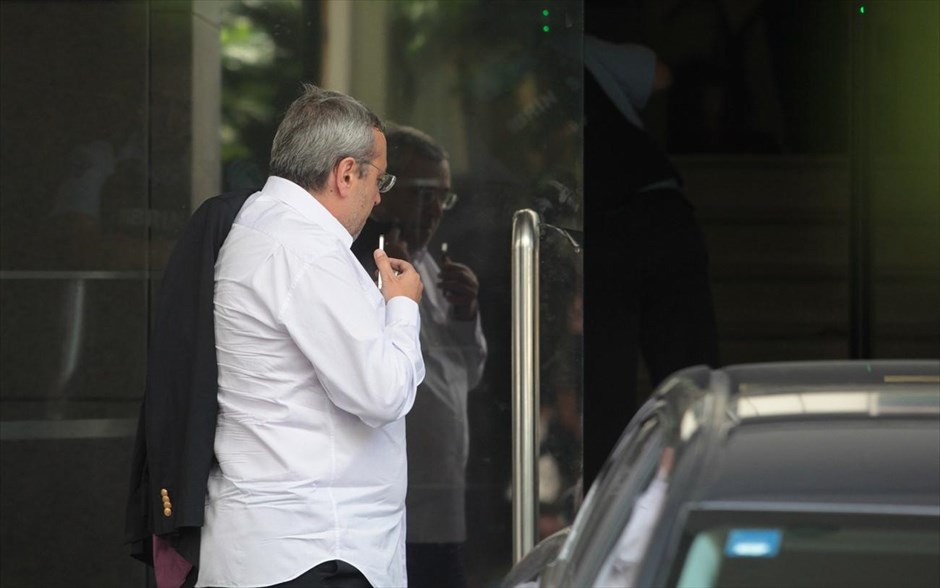 Στο ΥΠΟΙΚ ο Αιμίλιος Λιάτσος. Ο πρώην διευθυντής ειδήσεων της ΕΡΤ Αιμίλιος Λιάτσος κατευθύνεται προς την είσοδο του υπουργείου Οικονομικών. Υπό επεξεργασία είναι το σχέδιο για τη μεταβατική δημόσια τηλεόραση, σύμφωνα και με την προσωρινή διαταγή του προέδρου του Συμβουλίου της Επικρατείας, το οποίο αναμένεται να παρουσιαστεί από τον Πρωθυπουργό στην αυριανή σύσκεψη με τους άλλους δύο κυβερνητικούς εταίρους. Σήμερα το πρωί στο υπουργείο Οικονομικών έγινε σύσκεψη συνεργατών των συναρμοδίων υπουργών κ.κ. Γιάννη Στουρνάρα και Σίμου Κεδίκογλου με την την συμβολή και του γενικού γραμματέα Μεταφορών κ. Μενέλαου Δασκαλάκη.