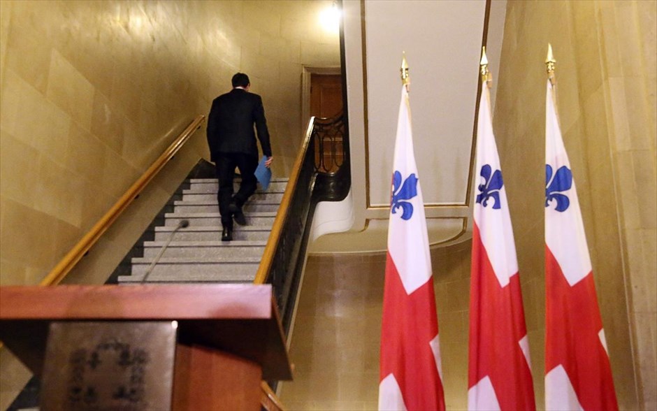 Παραιτήθηκε ο δήμαρχος του Μόντρεαλ. Την παραίτησή του υπέβαλε ο προσωρινός δήμαρχος του Μόντρεαλ Μάικλ Απλμπομ μετά τις κατηγορίες για διαφθορά που του απαγγέλθηκαν από την ομάδα καταπολέμησης της διαφθοράς της αστυνομίας της πόλης. Ο ίδιος δηλώνει αθώος. «Το να είσαι δήμαρχος του Μόντρεαλ είναι ένα καθήκον που δεν μπορείς να ασκήσεις όταν πρέπει να απολογηθείς σε κατηγορίες αυτού του είδους», είπε σε συνέντευξη Τύπου ο δήμαρχος, ο οποίος αντιμετωπίζει 14 κατηγορίες μεταξύ των οποίων για απάτη και σκευωρία.