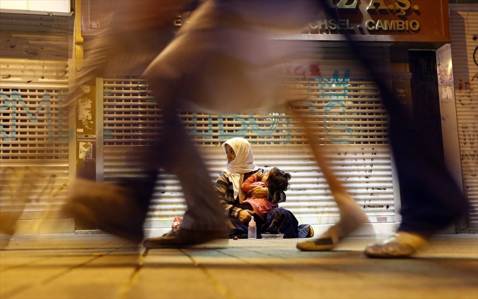 Πλατεία Ταξίμ: Επιστροφή στην ομαλότητα. Η πλατεία Ταξίμ ξαναβρίσκει τους κανονικούς της ρυθμούς λίγες ημέρες μετά την βίαιη εκκένωσή της από τις δυνάμεις της τουρκικής αστυνομίας, έπειτα από δύο εβδομάδες αντικυβερνητικών διαδηλώσεων.&nbsp; Τουρίστες και κάτοικοι κυκλοφορούν και πάλι στην πλατεία, επίκεντρο των μαζικών εκδηλώσεων του κύματος διαμαρτυρίας κατά του πρωθυπουργού Ρετζέπ Ταγίπ Ερντογάν, υπό την εποπτεία των δυνάμεων της αστυνομίας που την ανακατέλαβαν πριν από μία εβδομάδα.