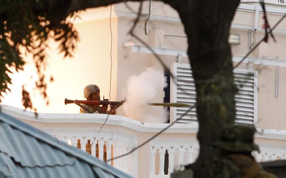 Σομαλία: Επίθεση σε εγκαταστάσεις του ΟΗΕ. Ένας στρατιώτης ανοίγει πυρ λίγο μετά την επίθεση αυτοκτονίας σε κτηριακό συγκρότημα του ΟΗΕ στην πρωτεύουσα της Σομαλίας Μογκαντίσου. Τους 22 έφθασαν συνολικά οι νεκροί, ενώ εκπρόσωπος του ΟΗΕ σημείωσε ότι ακόμη βρίσκεται σε εξέλιξη η προσπάθεια επιβεβαίωσης του αριθμού των θυμάτων. Η επίθεση άρχισε με την έκρηξη παγιδευμένου αυτοκινήτου έξω από το κτήριο της βάσης του Προγράμματος Ανάπτυξης των Ηνωμένων Εθνών. Στη συνέχεια, ένοπλοι μαχητές εισήλθαν βίαια στο συγκρότημα και ξεκίνησαν την ανταλλαγή πυρών με το προσωπικό φύλαξης.