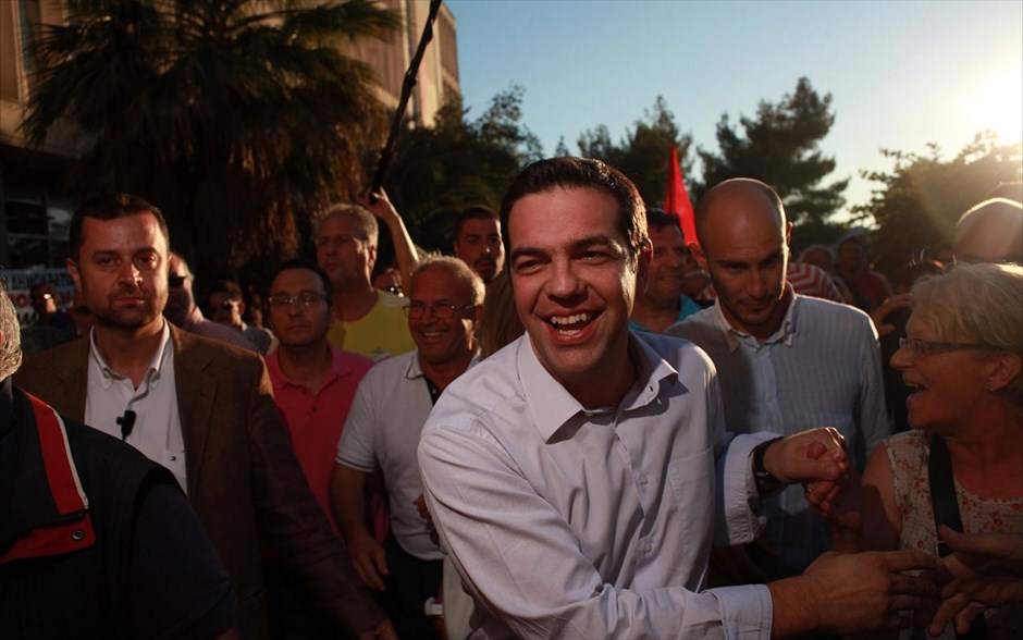 Στο ραδιομέγαρο της ΕΡΤ ο Αλέξης Τσίπρας. Η κυβέρνηση έχει πέσει στο κατώτατο σκαλοπάτι της αυτογελοιοποίησης, υπογράμμισε ο Αλέξης Τσίπρας σε δηλώσεις του έξω από το Ραδιομέγαρο της Αγίας Παρασκευής, όπου συμμετείχε στη συγκέντρωση της ΓΣΕΕ και της ΑΔΕΔΥ. Όπως υποστήριξε ο πρόεδρος της αξιωματικής αντιπολίτευσης, η κυβέρνηση συνεχίζει για ένατη ημέρα να παρανομεί κρατώντας κλειστή την ΕΡΤ ενώ τόνισε πως πρέπει να δοθεί άμεσα εντολή για να επαναλειτουργήσει το σήμα της δημόσιας ραδιοτηλεόρασης.