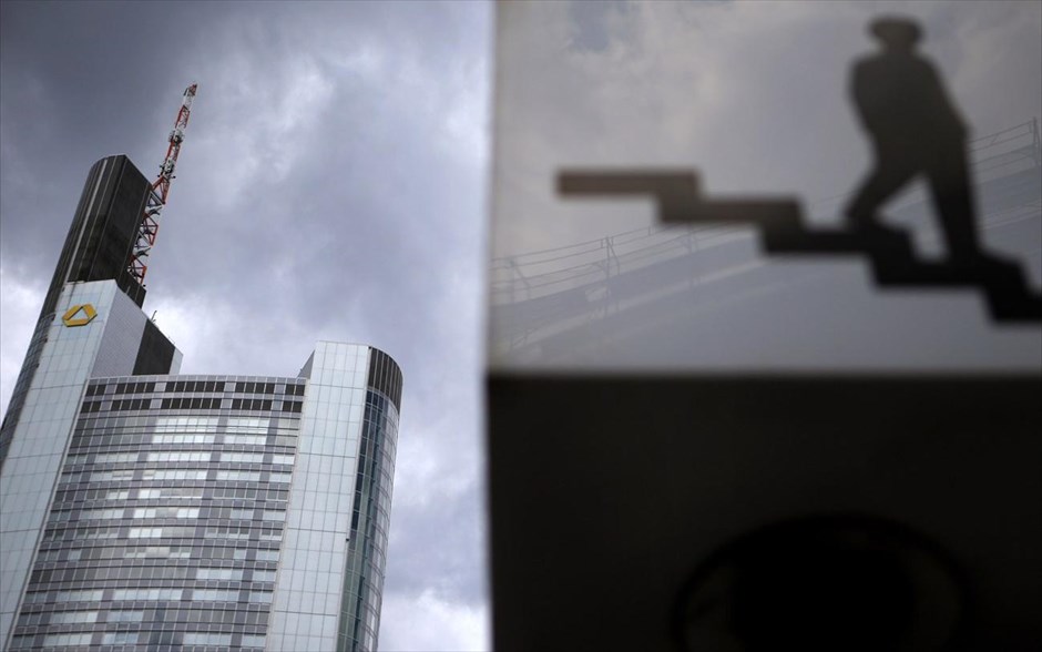 H Commerzbank καταργεί 5.200 θέσεις εργασίας. Η δεύτερη μεγαλύτερη τράπεζα της Γερμανίας, η Commerzbank, ανακοίνωσε την Τετάρτη ότι σχεδιάζει να περικόψει 5.200 θέσεις εργασίας, ή περίπου το 12% του εργατικού δυναμικού της, ως το 2016. Η διοίκηση της τράπεζας κατέληξε σε συμφωνία με τους εργαζόμενους για την περικοπή 3.900 θέσεων εργασίας, πέρα από τις 1.300 περικοπές που είχαν ήδη συμφωνηθεί. Στα τέλη Μαρτίου η τράπεζα είχε περίπου 45.000 εργαζομένους πλήρους απασχόλησης και 9.000 εργαζόμενους μερικής απασχόλησης.