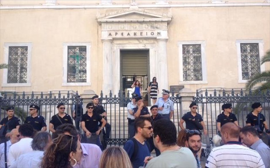 Έξω από το ΣτΕ συγκεντρώνονται εργαζόμενοι της ΕΡΤ. Στο Συμβούλιο της Επικρατείας άρχισαν να συγκεντρώνονται εργαζόμενοι της ΕΡΤ, καθώς στις 18.00 συνέρχεται, κεκλεισμένων των θυρών, το τμήμα Αναστολών της Ολομέλειας για να εξετάσει την αίτηση της ΠΟΣΠΕΡΤ που ζητεί να ανασταλεί η επίμαχη απόφαση των κ.κ. Στουρνάρα και Κεδίκογλου για την κατάργηση της ΕΡΤ Α.Ε.