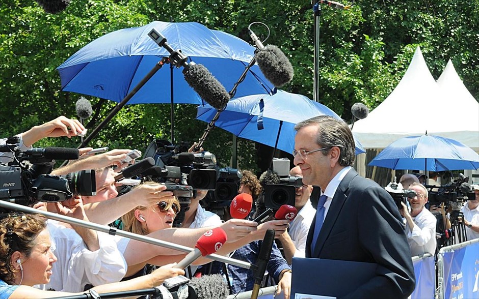 Στη Βιέννη για τη Σύνοδο του ΕΛΚ ο Πρωθυπουργός. Ο πρωθυπουργός Αντώνης Σαμαράς κάνει δηλώσεις στους δημοσιογράφους προσερχόμενος στη Σύνοδο Κορυφής του Ευρωπαϊκού Λαϊκού Κόμματος στη Βιένη. Ο κ. Σαμαράς θα επιστρέψει στις 19.15 προκειμένου να συμμετάσχει στη νέα σύσκεψη των πολιτικών αρχηγών που έχει προγραμματιστεί για τις 20.30, όπως ανακοίνωσε χθες ο κυβερνητικός εκπρόσωπος, Σίμος Κεδίκογλου.