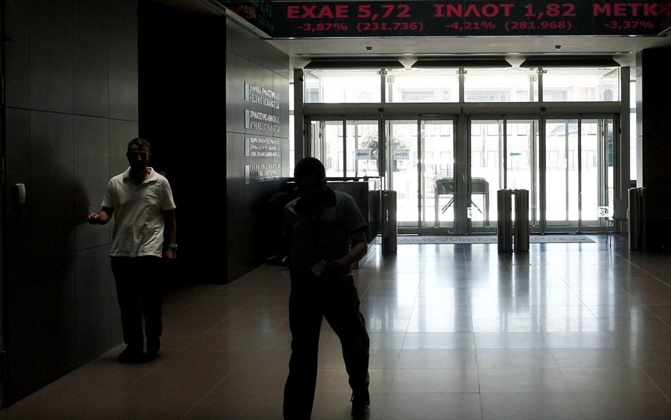 Πτώση στο Χρηματιστήριο. Υπάλληλοι περπατούν στο φουαγιέ του Χρηματιστηρίου Αξιών Αθηνών. Σε κλοιό ισχυρών πιέσεων συνεχίζουν να βρίσκονται οι τιμές των μετοχών, με την αγορά να υποχωρεί στα επίπεδα των 850 μονάδων κατά τη διάρκεια της συνεδρίασης.