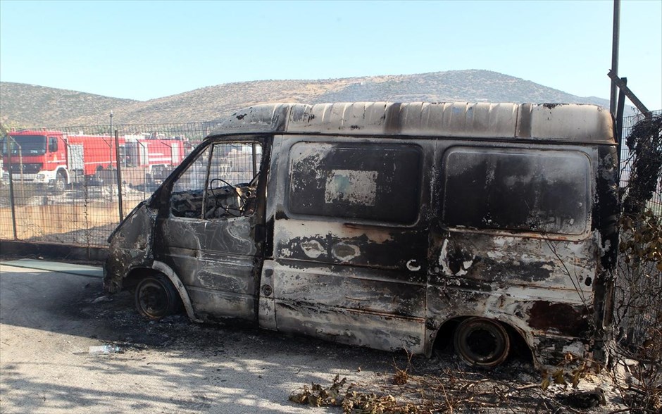 Πυρκαγιά στο Μαρκόπουλο. Καμένο φορτηγάκι σε αποθήκη ξυλείας. Η πυρκαγιά προκλήθηκε από μοτοποδήλατο που άρπαξε φωτιά και εξαπλώθηκε λόγο των ισχυρών άνεμων στην περιοχή του Άγιου Γεώργιου στο Μαρκόπουλο.