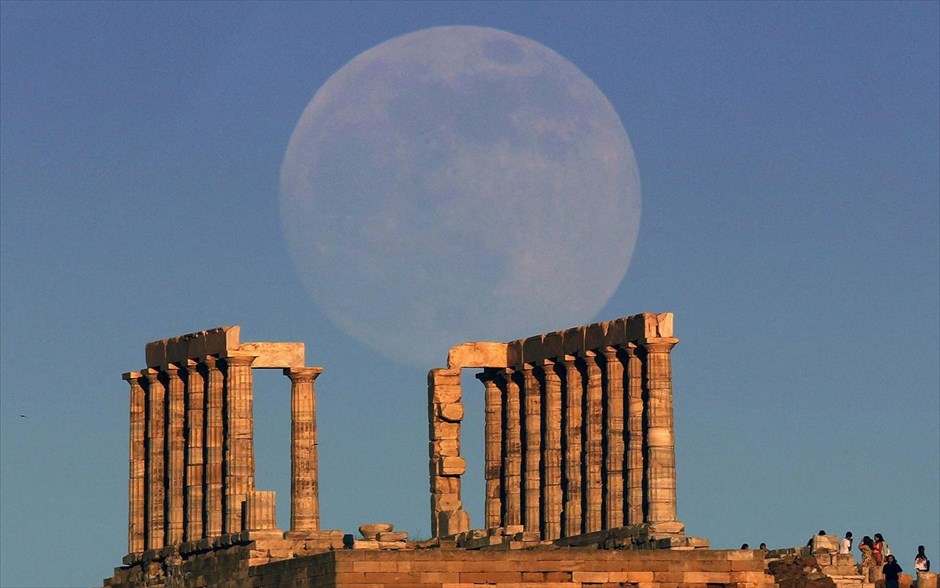 Η μεγαλύτερη Πανσέληνος του έτους. Το φεγγάρι ανεβαίνει πίσω από το Ναό του Ποσειδώνα στο Σούνιο. Την Κυριακή, 23 Ιουνίου, θα έχουμε την ευκαιρία να δούμε ένα αρκετά ενδιαφέρον φαινόμενο, την μεγαλύτερη Πανσέληνο του έτους.