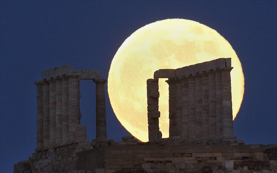 Σούπερ Σελήνη - Σούνιο. Η Σελήνη ορατή πίσω από το ναό του Ποσειδώνα, στο Σούνιο.