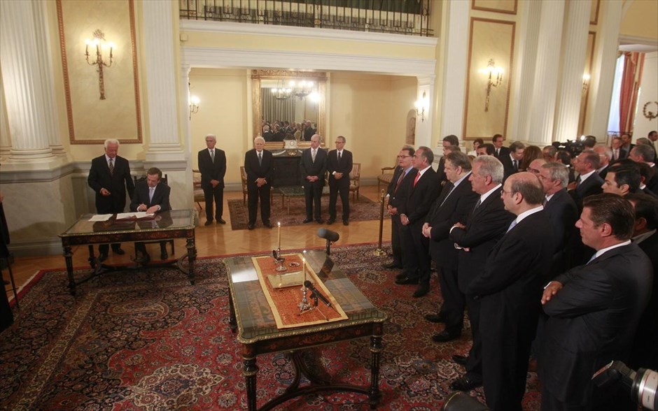 Ορκωμοσία της νέας κυβέρνησης. Ο πρωθυπουργός, Αντώνης Σαμαράς υπογράφει το πρωτόκολλο κατά τη διάρκεια της τελετής ορκωμοσίας της κυβέρνησης.