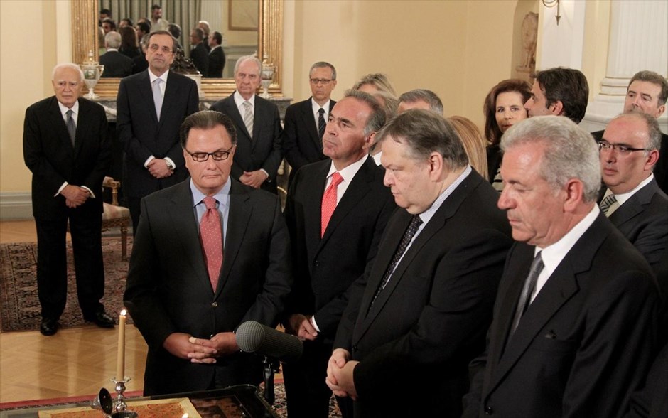 Ορκωμοσία της νέας κυβέρνησης. Ο Αντιπρόεδρος και ΥΠΕΞ Ευάγγελος Βενιζέλος (κέντρο), ο ΥΕΘΑ Δημήτρης Αβραμόπουλος (δεξιά) ο υπουργός Παιδείας Κωνσταντίνος Αρβανιτόπουλος (τρίτος από δεξιά) και ο ΥΠΠΟ Πάνος Παναγιωτόπουλος (τρίτος από αριστερά).