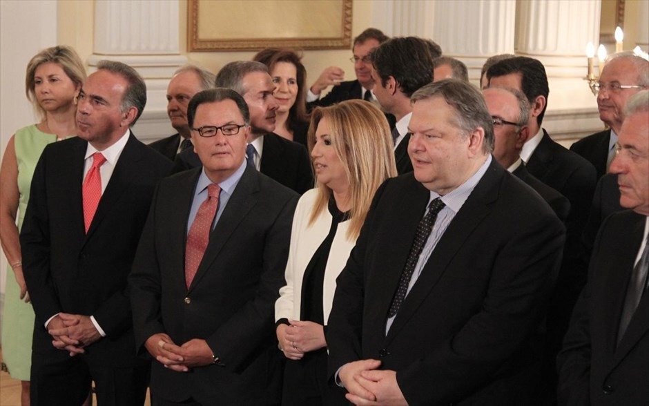 Ορκωμοσία της νέας κυβέρνησης. Ο Αντιπρόεδρος και ΥΠΕΞ Ευάγγελος Βενιζέλος, ο ΥΕΘΑ Δημήτρης Αβραμόπουλος, η υφυπουργός Άμυνας Φώφη Γεννηματά, ο υπουργός Παιδείας Κωνσταντίνος Αρβανιτόπουλος και ο ΥΠΠΟ Πάνος Παναγιωτόπουλος.
