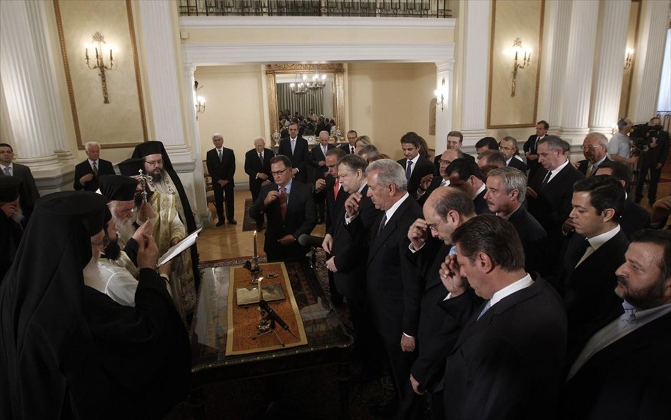 Ορκωμοσία της νέας κυβέρνησης. Οι νέοι υπουργοί και υφυπουργοί ορκίζονται.