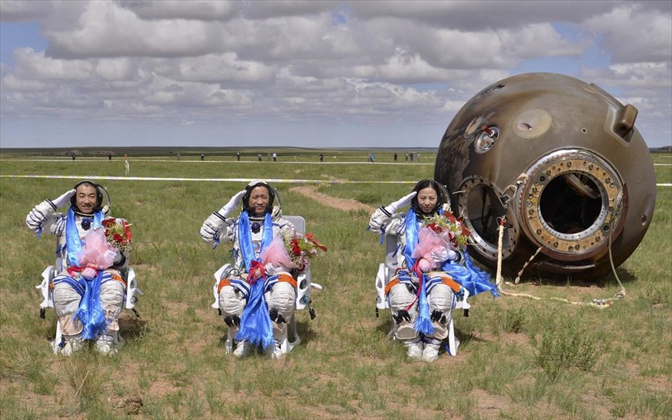 Προσγειώθηκε το πλήρωμα του Shenzhou-10. Τρεις Κινέζοι ταϊκοναύτες προσγειώθηκαν με ασφάλεια σε απομακρυσμένη περιοχή της εσωτερικής κινεζικής Μογγολίας, νωρίς το πρωί της Τετάρτης, ολοκληρώνοντας ένα βασικό στάδιο στην προσπάθειά του κινεζικού έθνους, να «στήσει» ένα μόνιμο διαστημικό σταθμό. Η κρατική τηλεόραση της Κίνας έδειξε την τελική κάθοδο της κάψουλας επανεισόδου του διαστημικού σκάφους Shenzhou-10, την επιβράδυνσή του από τα ειδικά αλεξίπτωτα, πριν τελικά προσγειωθεί σε μια περιοχή της μογγολικής στέπας μετά από 15 ημέρες διαστημικής περιπλάνησης.
