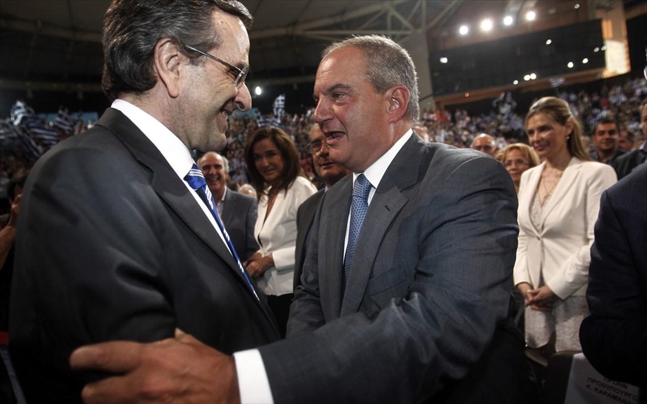 9ο Τακτικό Συνέδριο Νέας Δημοκρατίας . Ο πρωθυπουργός και πρόεδρος της ΝΔ Αντώνης Σαμαράς (αριστερά) χαιρετά τον πρώην πρωθυπουργό Κωνσταντίνο Καραμανλή (δεξιά), στο 9ο Συνέδριο της ΝΔ στο Γυμναστήριο Ταεκβόντο στο Φάληρο. Οι εργασίες του συνεδρίου ξεκίνησαν σήμερα και θα ολοκληρωθούν την Κυριακή με την εκλογή της νέας πολιτικής επιτροπής του κόμματος.