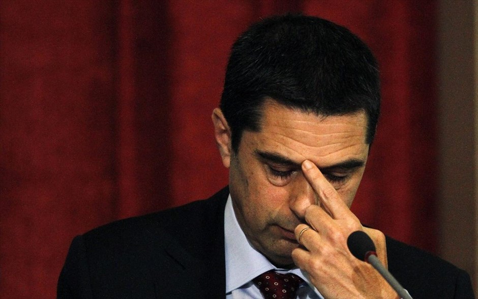 Ο πορτογάλος υπουργός Οικονομικών υπέβαλε την παραίτησή του. Ο πορτογάλος υπουργός Οικονομικών Βίτορ Γκάσπαρ, δεύτερος τη τάξει στη συντηρητική κυβέρνηση του Πέντρου Πάσους Κουέλιου κι αρχιτέκτονας της πολιτικής αυστηρής λιτότητας που εφαρμόζεται σε αντάλλαγμα για το πρόγραμμα δανειακής στήριξης της διεθνούς τρόικας των πιστωτών (ΕΕ, ΕΚΤ, ΔΝΤ), υπέβαλε τη Δευτέρα την παραίτησή του.