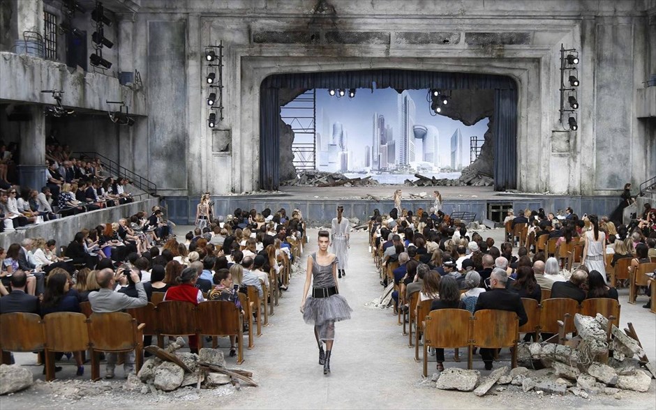 Chanel Haute Couture. Μοντέλα παρουσιάζουν δημιουργίες του γερμανού σχεδιαστή Καρλ Λάγκερφελντ για τη σειρά Haute Couture Φθινόπωρο – Χειμώνας 2013/20134 της φίρμας Chanel, στο Παρίσι.