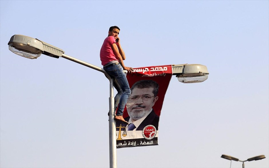 Διαδηλώσεις - Αίγυπτος. Υποστηρικτής του προέδρου Μόρσι συμμετέχει σε κινητοποίηση στο Κάιρο.