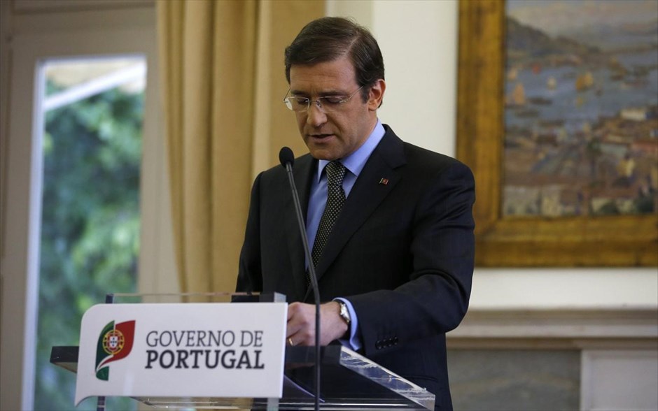 Κυβερνητική κρίση στην Πορτογαλία. Η απόδοση των 10ετών πορτογαλικών ομολόγων εκτινάχθηκε πάνω από το 7% για πρώτη φορά εφέτος, μετά την παραίτηση δύο υπουργών της κυβέρνησης της χώρας εν μέσω αυξανόμενης κόπωσης από τη λιτότητα, αναφέρει δημοσίευμα του πρακτορείου Bloomberg. Οι εξελίξεις στην Πορτογαλία παρέσυραν σε άνοδο και τις αποδόσεις των ισπανικών και ιταλικών ομολόγων για δεύτερη ημέρα, καθώς ο Πορτογάλος πρωθυπουργός Πέδρο Πάσος Κοέλιο δήλωσε σε τηλεοπτικό διάγγελμα ότι προσπαθεί να διατηρήσει τη συνοχή της κυβέρνησής του.