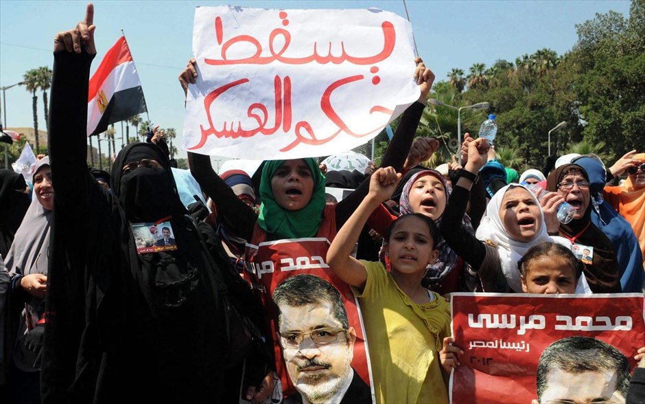 Αίγυπτος - Κάιρο - Διαδηλωτές. Υποστηρικτές του Μόρσι διαδηλώνουν κοντά στο Πανεπιστήμιο του Καΐρου.