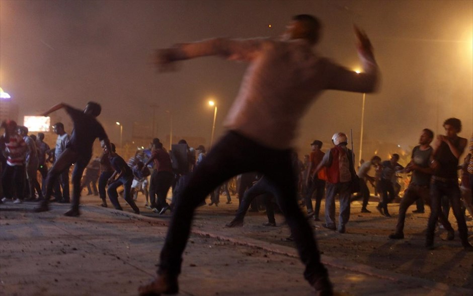 Αίγυπτος - Ταχρίρ - Συγκρούσεις. Υποστηρικτές και αντίπαλοι του ανατραπέντος προέδρου Μόρσι συγκρούονται κοντά στην πλατεία Ταχρίρ.