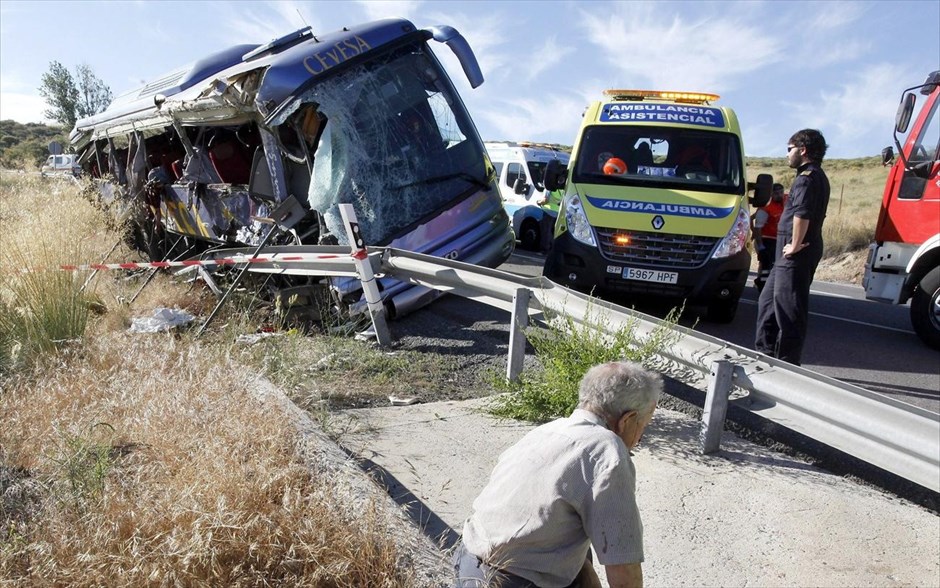 Εννέα νεκροί και τουλάχιστον 15 τραυματίες σε τροχαίο στην Ισπανία. Εννέα άτομα σκοτώθηκαν και περισσότερα από 15 τραυματίστηκαν σε τροχαίο δυστύχημα με πούλμαν στην κεντρική Ισπανία, κοντά στην Άβιλα που βρίσκεται βόρεια της Μαδρίτης, ανακοίνωσαν σήμερα οι τοπικές υπηρεσίες πρώτων βοηθειών.